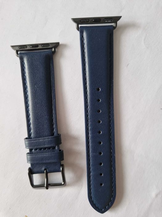 Granatowy skórzany pasek do smartwatch.