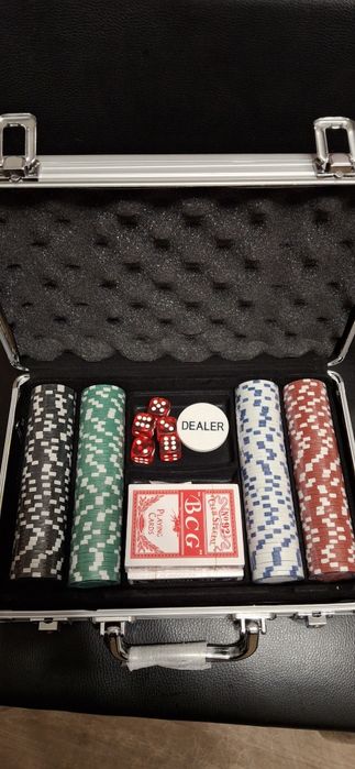 Новый покерный набор в кейсе, идеальный подарок.
