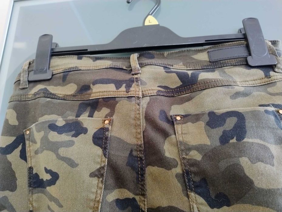 stradivarius spodnie moro R.40