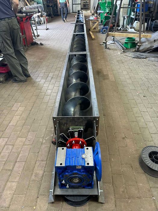 Шнековий транспортер у коробі. Гвинтовий конвеєр. Шнек у жолобі