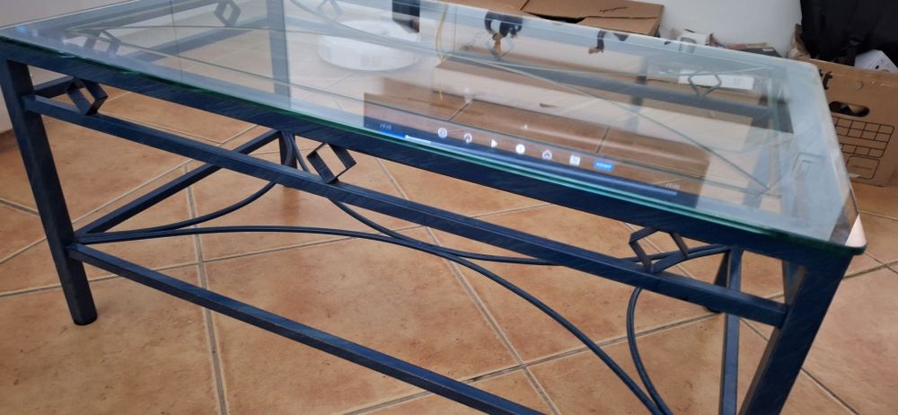 Mesa de centro, candelabro com jarra e porta cd's.