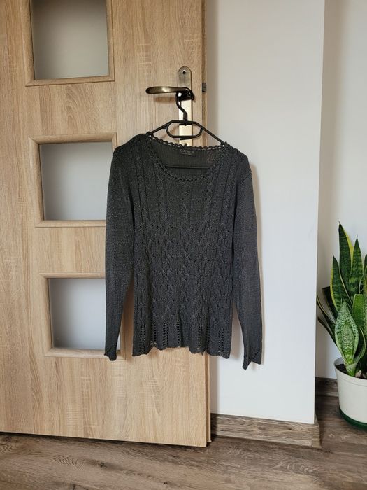 Sweterek ze złotą nitką