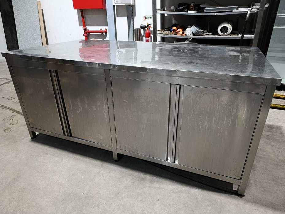 Movel em inox com portas e prateleiras