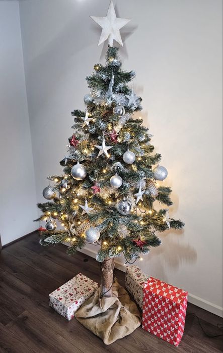 Sztuczna choinka na drewnianym pniu Sosna diamentowa 180cm