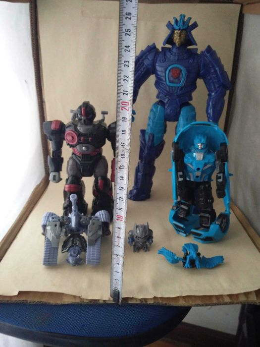 5 bonecos action figures dos Transformers