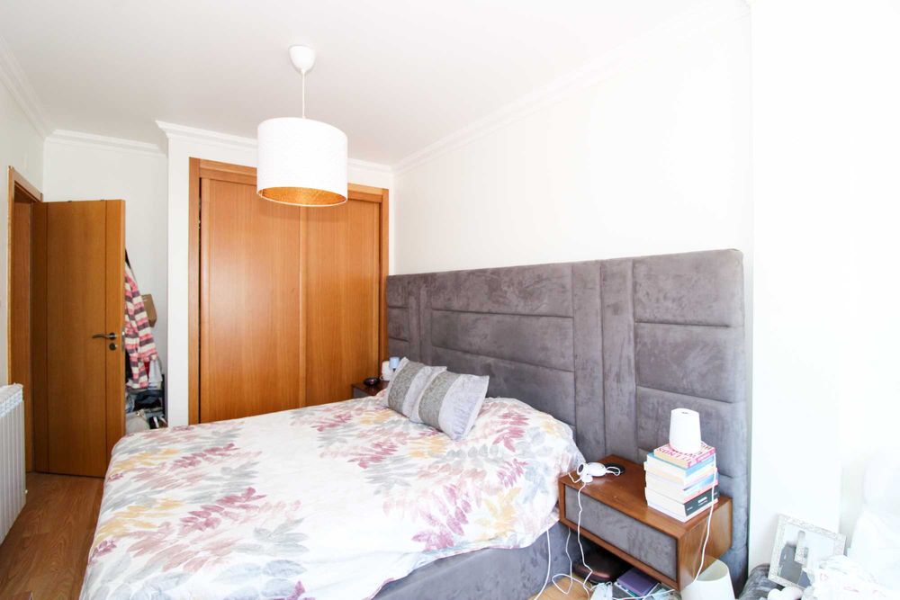 * Cama + estrado + 2mesinhas de cabeceira