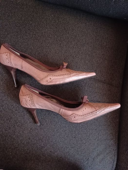 BAIXOU O PREÇO!!! 2,99€!!! Bonito Sapato salto alto, tipo Scarpin.