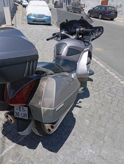 Moto estradista em bom estado