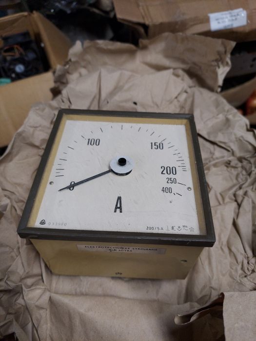 Вольтметры , амперметры , головки приборов ,  микроамперметры и т п .,