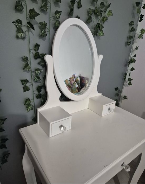 Biała elegancka i nowoczesna toaletka kosmetyczna