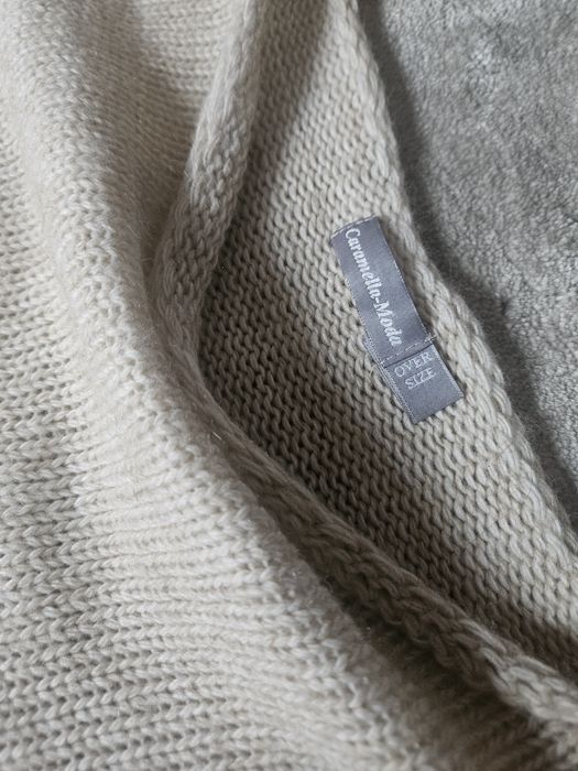 Sweter beżowy z plecionymi rękawami