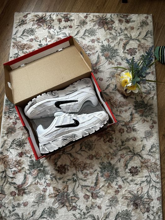 Nowe sneakersy Nike P-6000 w kolorze biało-czarnym.