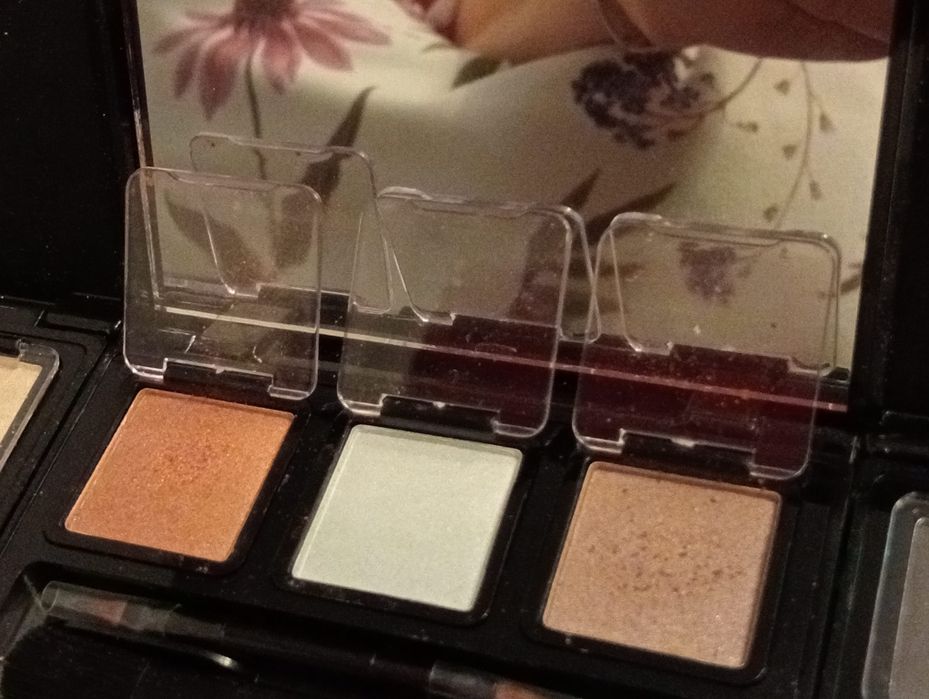 Makeover Essentials Personalized Custom Compact tą paletkę zrobisz cał