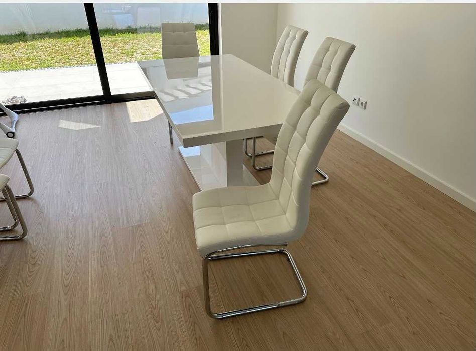 Mesa e 6 cadeiras