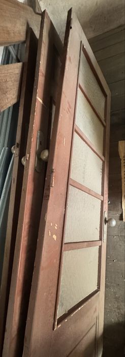 Portas antigas em madeira maciça e vidro