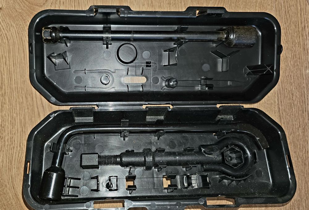 Набір в машину балон.ключ + причепний+ключ