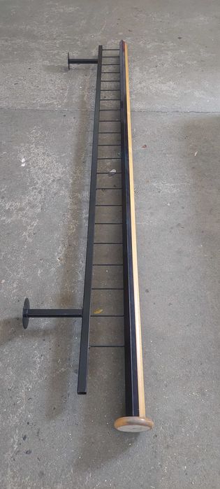 Estantes em metal e madeira