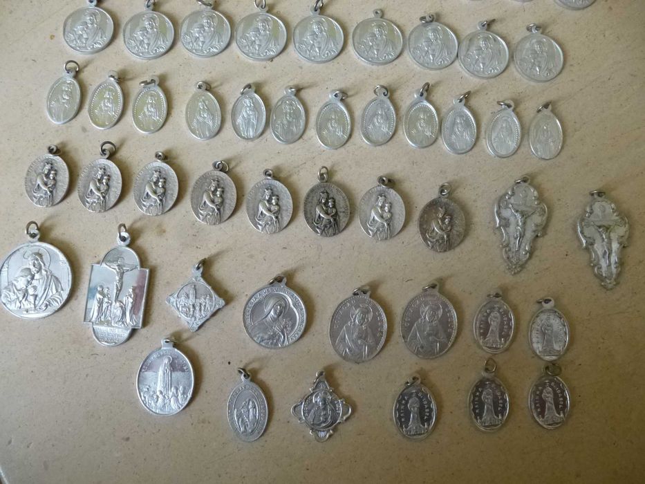 lote de medalhas e crucifixo