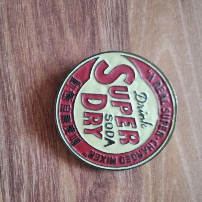 Пряжка Super Dry.