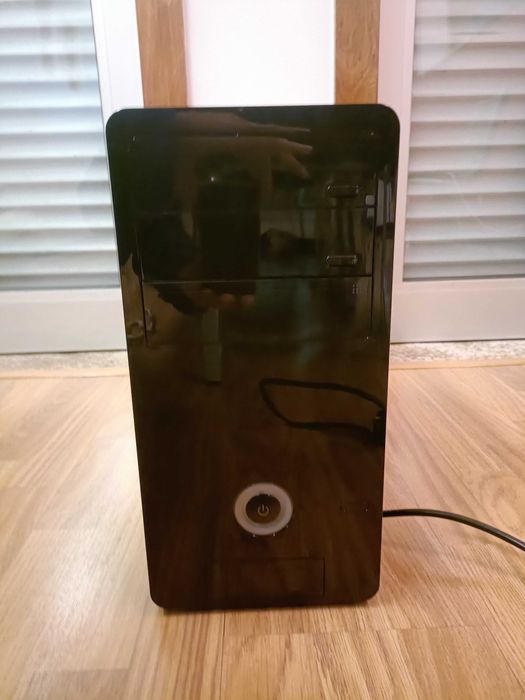 Vendo ecrã, teclado e caixa de computador