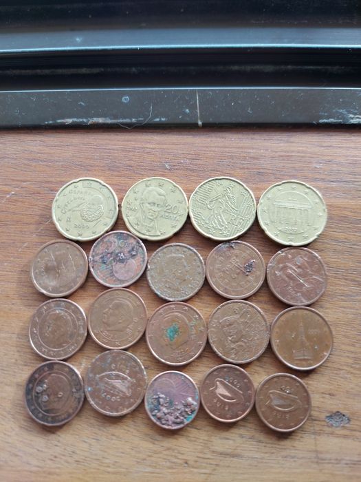 Moedas com defeito diferentes e de vários países