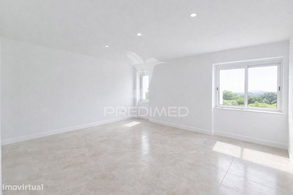 Apartamento T2 Totalmente Remodelado no Carregado