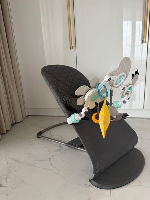 Bujak Babybjorn szary z zabawką