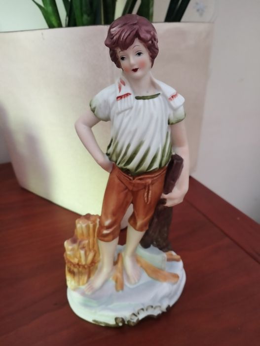 Antiga Estatueta em Porcelana Pintada à Mão - Menino Camponês (22 cm)