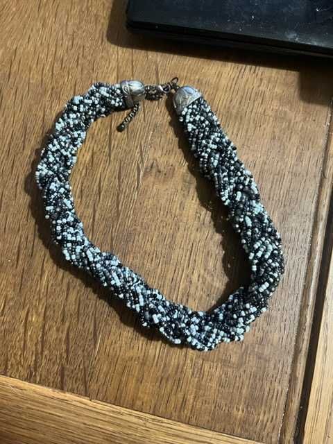 Gargantilhas em bom estado