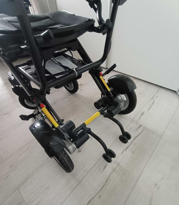 Lekki wózek inwalidzki elektryczny