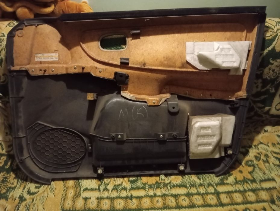 Продам дверние карти на мазду