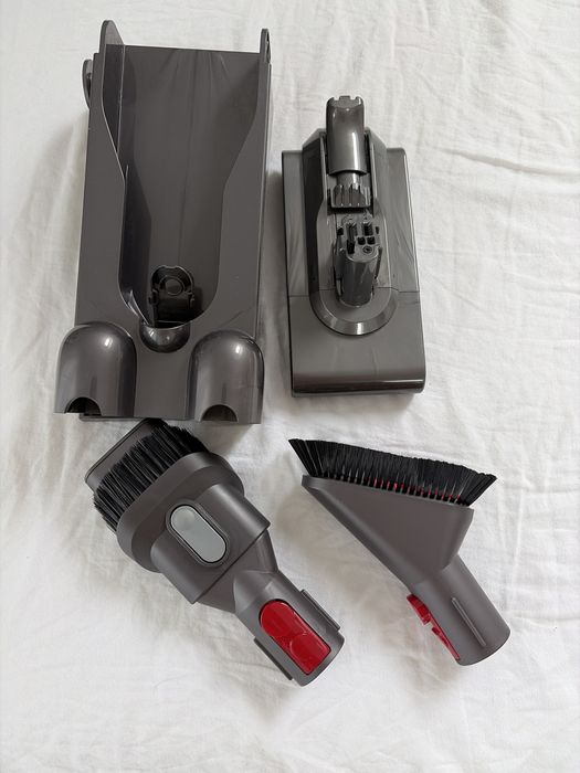 Dyson v11 absolute extra pro - akcesoria !!