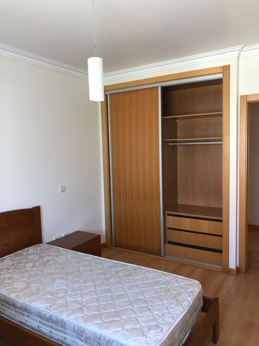 Aluga-se quarto a estudante - junto ao IPL.