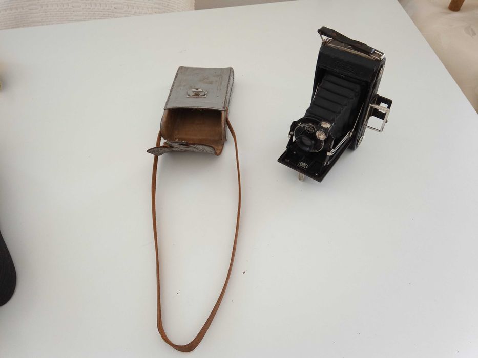 Câmara fotográfica antiga ZEISS IKONTA. Relíquia.