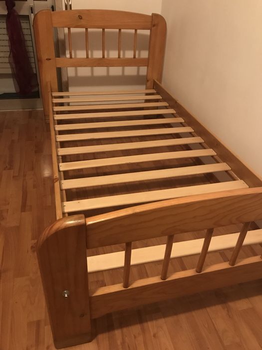 Cama em pinho de corpo e meio