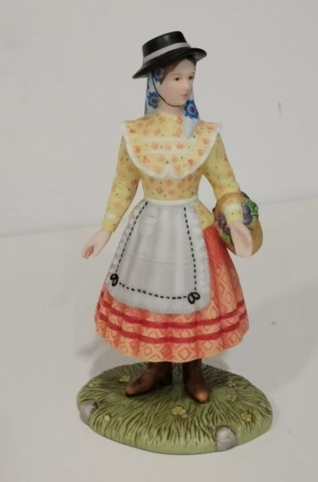 Estatuetas trajes típicos de Portugal de Coleções Philae