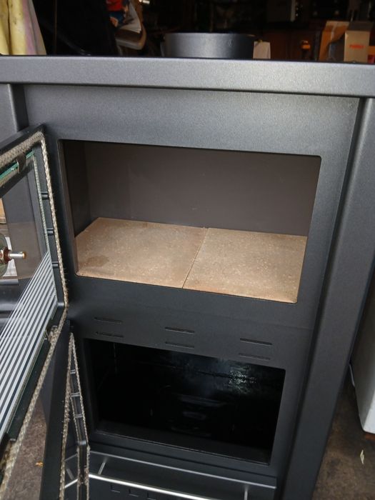 Vendo salamandra a lenha, com forno. Pouco usada, como nova.