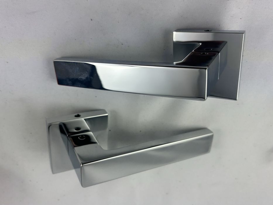 17 kpl-ów: Klamka VDS WARNA, R67, kwadratowa rozeta