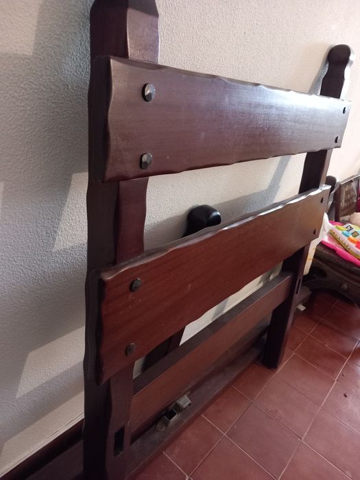 Cama de corpo e meio, em Madeira maciça