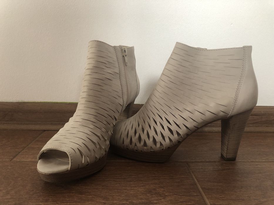 Жіночі черевики-ботильйони з відкритим носком (peep toe bootie)