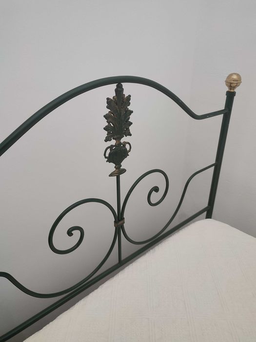 Cama de solteiro de ferro com colchão