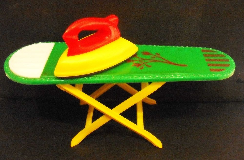 PEPE - Tábua de passar antiga com ferro feita em plástico e chapa