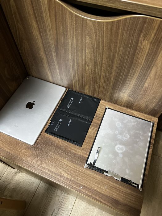 ЛОТ Ipad/Iphone/airpods працюють!