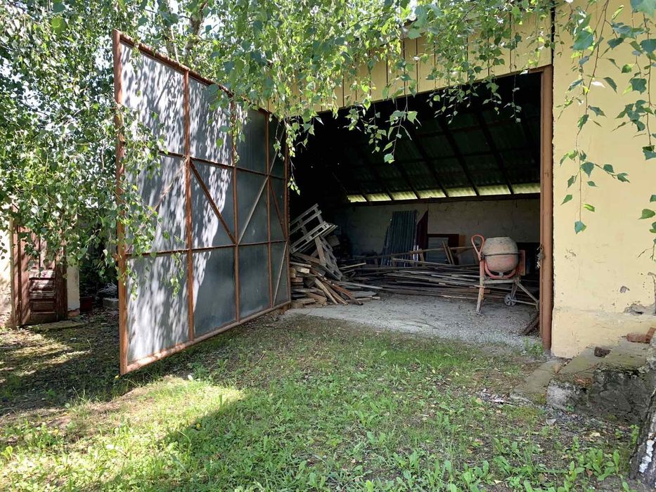 Будівля бувшого магазину з складськими приміщеннями