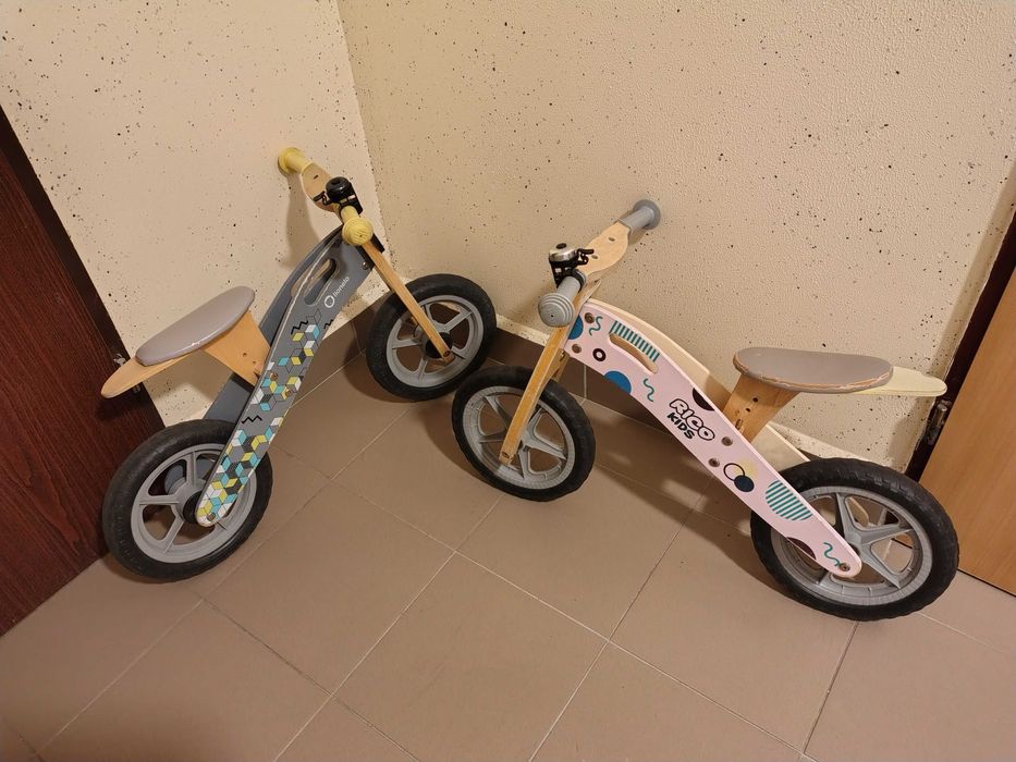 2 rowerki biegowe i kask