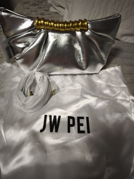 Mala JW PEI original, nova e nunca usada. Cor prateada metalizada, inclui alça de ombro removível, etiquetas e saco de proteção original.