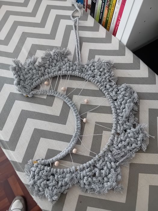 Lua  cinzentoa em macramé