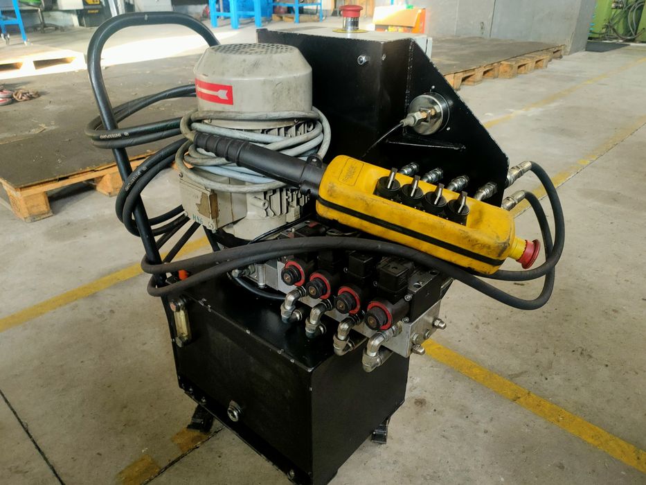 Central hidráulica  preparada para ligar 4 movimentos ao mesmo tempo