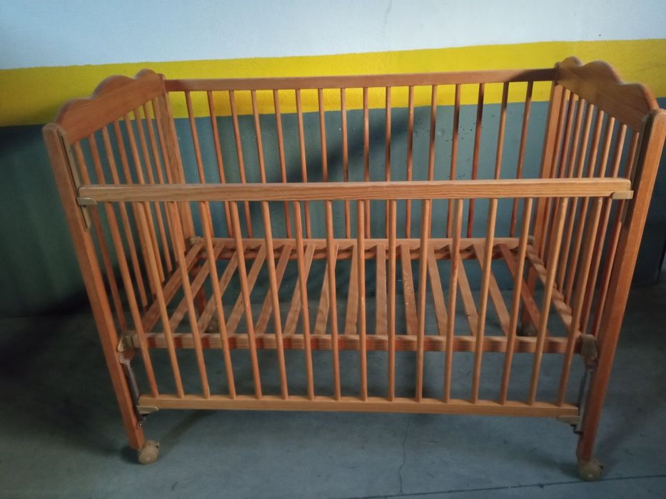 Cama  de bebe marca Trama