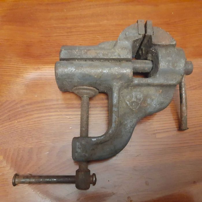 тиски СССР настольные , слесарные  с оригинальным клеймом губки 60 мм